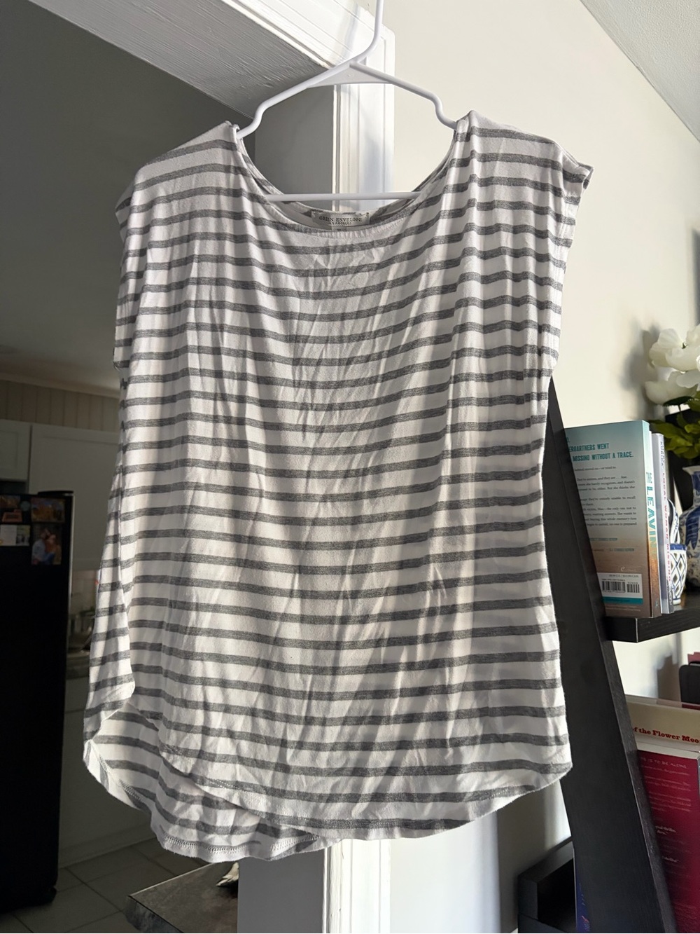 Casual Striped Scoop Neck Women’s Top - Gray & White